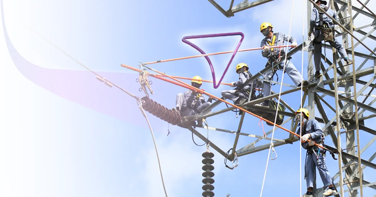 Techniciens travaillant en hauteur sur une tour électrique pour la maintenance préventive, utilisant des équipements de sécurité et des outils spécialisés pour assurer la gestion des actifs et des infrastructures de réseau