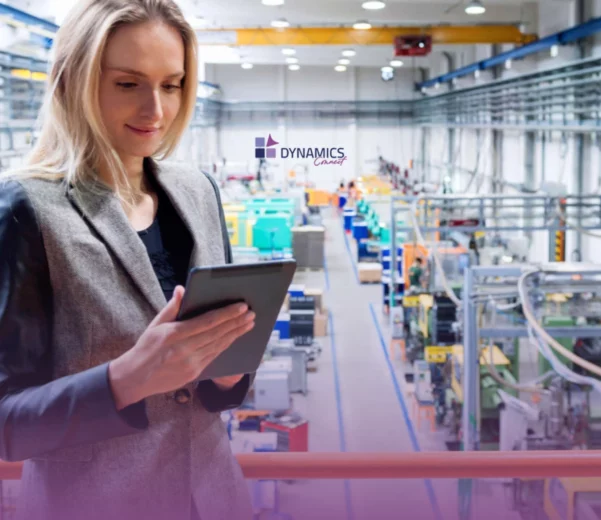 Une femme, utilise une tablette dans une usine moderne, symbolisant l'impact de l'intelligence artificielle sur les logiciels de planification des ressources d'entreprise (ERP).