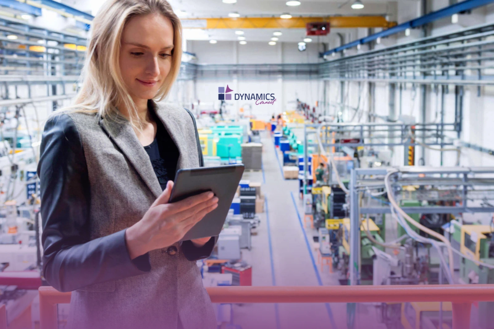 Une femme, utilise une tablette dans une usine moderne, symbolisant l'impact de l'intelligence artificielle sur les logiciels de planification des ressources d'entreprise (ERP).