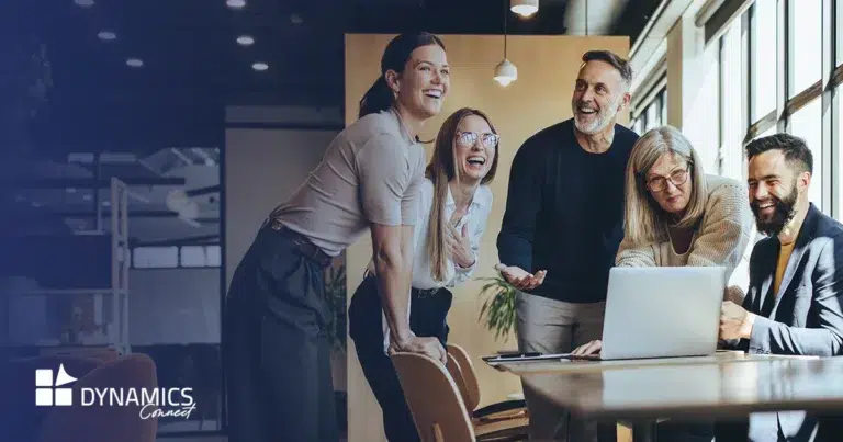 Des professionnels en réunion autour d'un ordinateur discutant de stratégies pour optimiser leur cycle de vente avec Dynamics 365