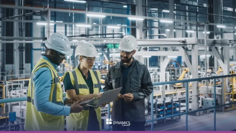 Équipe industrielle collaborant dans une usine connectée grâce à Microsoft Dynamics 365 - Dynamics Connect