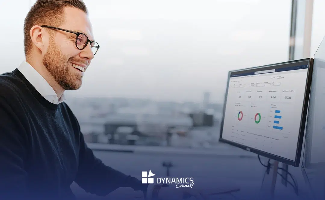 Comparaison visuelle des interfaces logicielles : Microsoft Dynamics 365 Business Central à gauche contre SAP Business One à droite, séparés par un logo 'VS' bleu créatif sur deux écrans d'ordinateur.