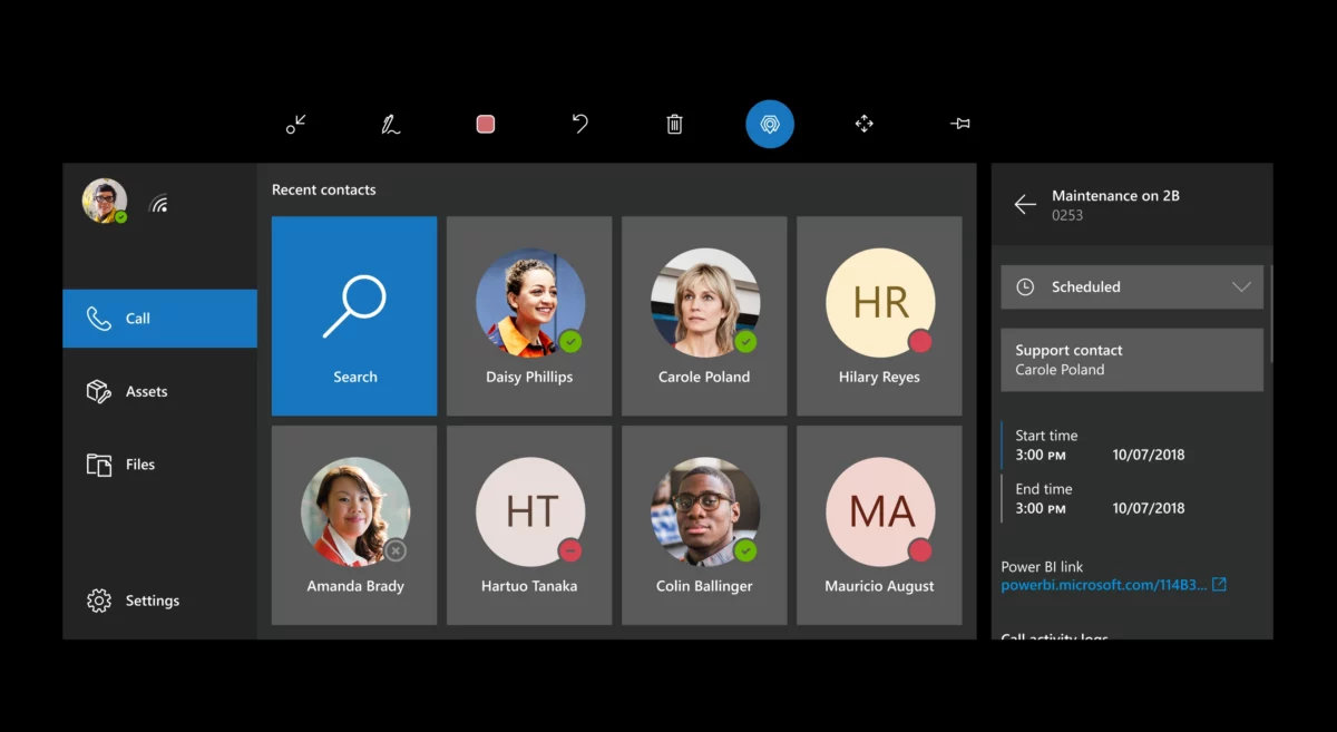 Équipe de techniciens en lignes haute tension effectuant une intervention de maintenance sécurisée sur un pylône électrique.
