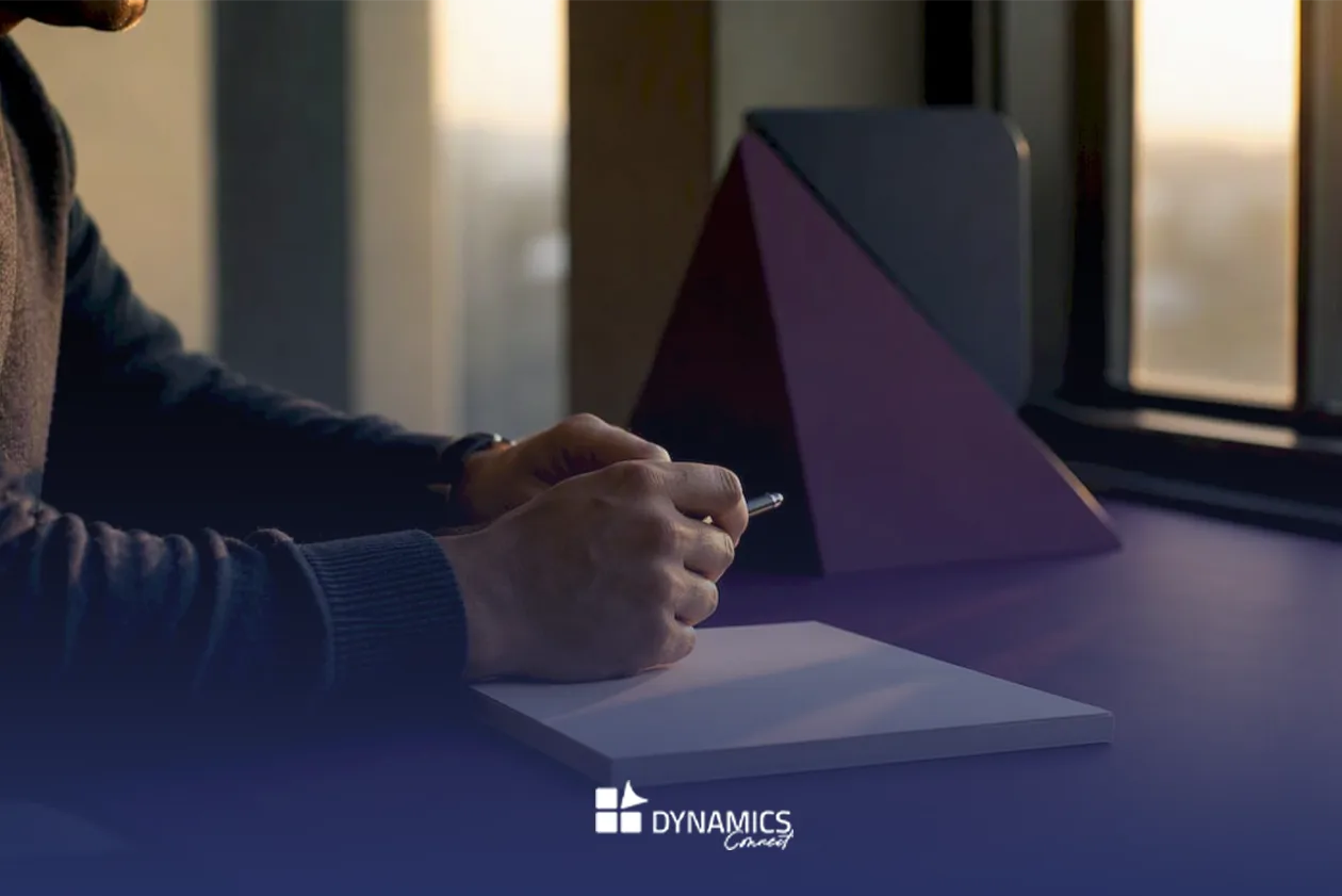 Des mains s’activent sur le bureau pour préparer des devis commerciaux.