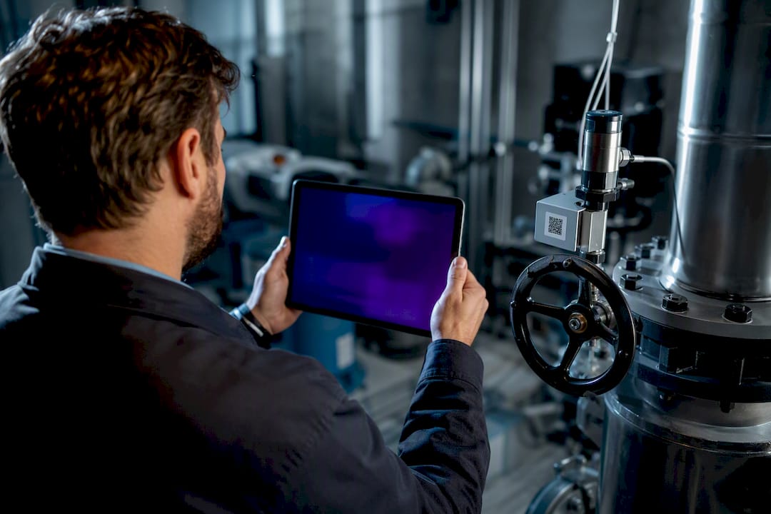 Le responsable effectue le scan d’un équipement de maintenance